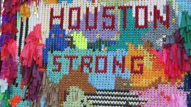 Ein Knüpfwerk aus Plastik-Streifen: Houston strong. Ein Knüpfwerk aus Plastik-Streifen: Houston strong.