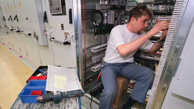 ABB-Mitarbeiter arbeitet in einem Schaltkasten. ABB-Mitarbeiter arbeitet in einem Schaltkasten.