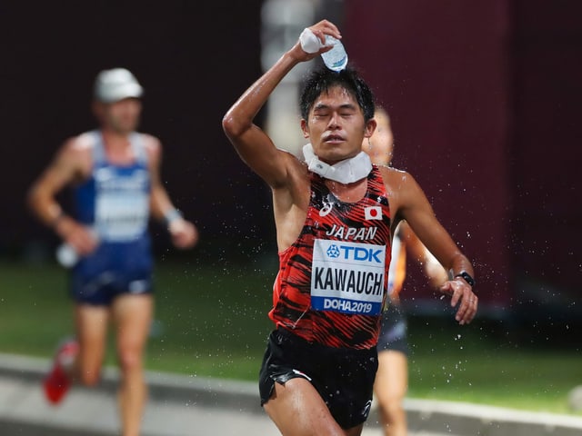 Marathonläufer Yuki Kawauchi versuchte sich an der WM abzukühlen. Marathonläufer Yuki Kawauchi versuchte sich an der WM abzukühlen.