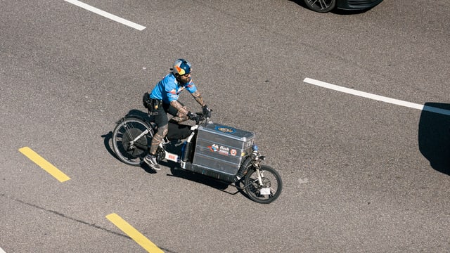 Ein Velokurier mit Cargo-Bike Ein Velokurier mit Cargo-Bike