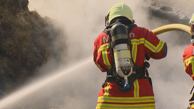 Feuerwehrmann beim Löschen eines Brandes. Feuerwehrmann beim Löschen eines Brandes.