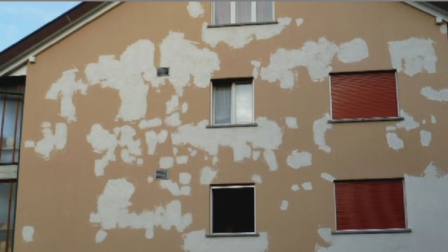 Braune Fassade mit weissen Flecken. Braune Fassade mit weissen Flecken.