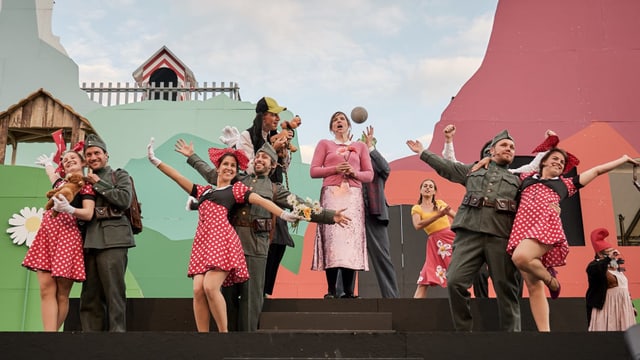 Soldaten und Frauen auf einer Bühne. Soldaten und Frauen auf einer Bühne.