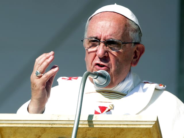 Papst Franziskus spricht in Mikrofon Papst Franziskus spricht in Mikrofon