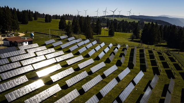 Windräder und Solarmodule in Saint-Imier BE Windräder und Solarmodule in Saint-Imier BE