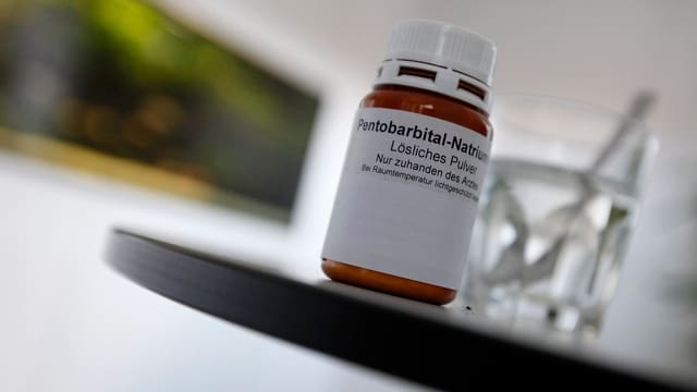 Das Schlafmittel Pentobarbital steht auf einem Tisch Das Schlafmittel Pentobarbital steht auf einem Tisch