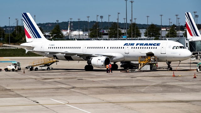 Eine Maschine der Air France an einem Flughafen. Eine Maschine der Air France an einem Flughafen.