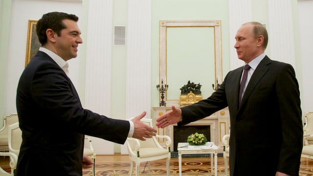 Russlands Präsident Putin und Griechenlands Regierungschef Tsipras reichen sich die Hand.