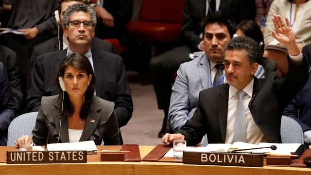 Die Vertreterin der USA und der Vertreter Boliviens im Sicherheitsrat. Letzterer hebt den Arm. Die Vertreterin der USA und der Vertreter Boliviens im Sicherheitsrat. Letzterer hebt den Arm.