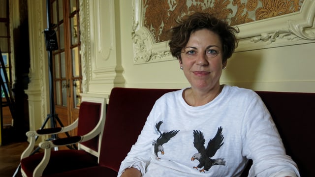 Frau auf rotem Sofa. Frau auf rotem Sofa.