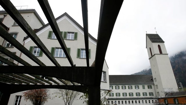 Das weisse Schulgebäude mit Kirchturm an einem grauen Tag. Das weisse Schulgebäude mit Kirchturm an einem grauen Tag.