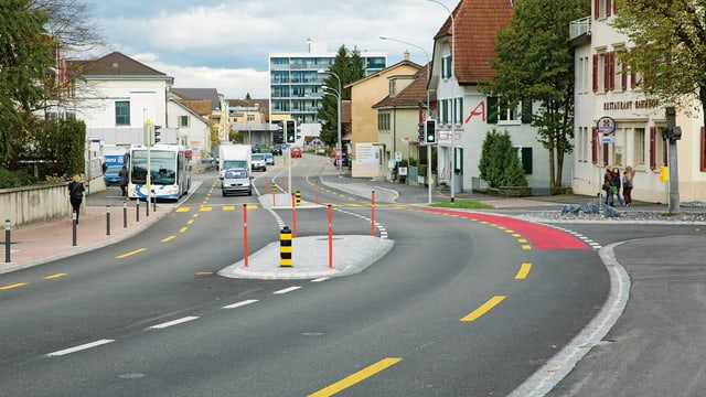 Neu gestaltete Strasse in Wangen bei Olten mit Velostreifen und Mittel-Insel Neu gestaltete Strasse in Wangen bei Olten mit Velostreifen und Mittel-Insel