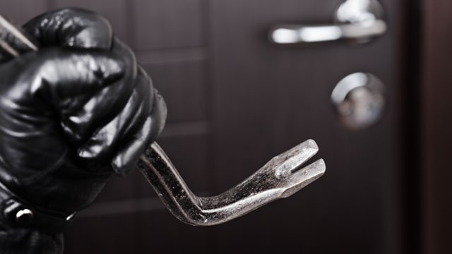 Hand mit Einbruchwerkzeug Hand mit Einbruchwerkzeug