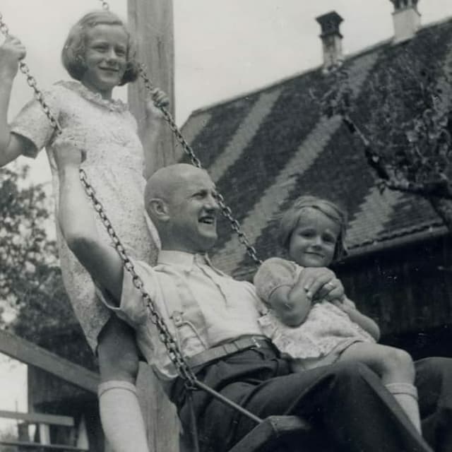 Foto in scharzweiss: Bundesrat Philipp Etter mit zwei seiner zehn Kinder während den Ferien in Unterägeri, 1938