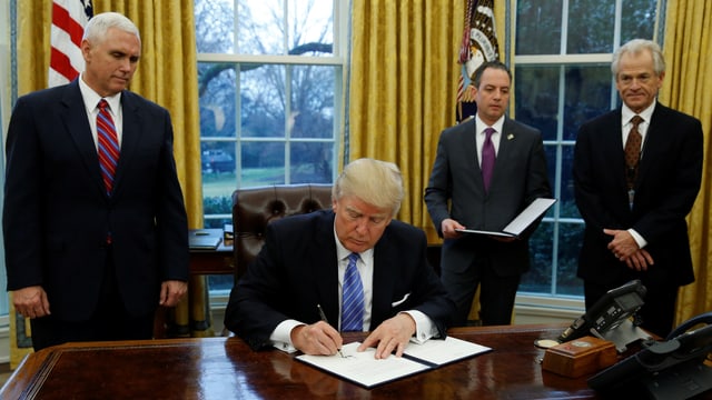 Trump unterzeichnet Anordnung Trump unterzeichnet Anordnung