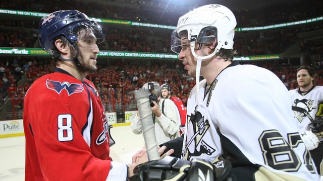 Alexander Owetschkin und Sidney Crosby schütteln sich die Hände. Alexander Owetschkin und Sidney Crosby schütteln sich die Hände.