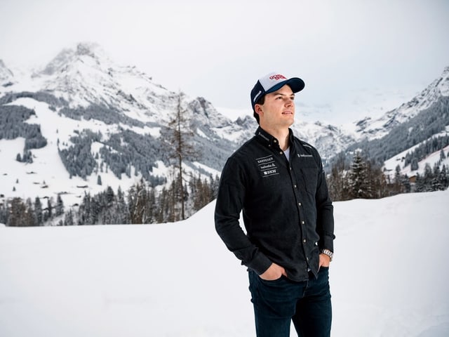 Loïc Meillard steht mit den Händen in den Hosensäcken im Schnee.