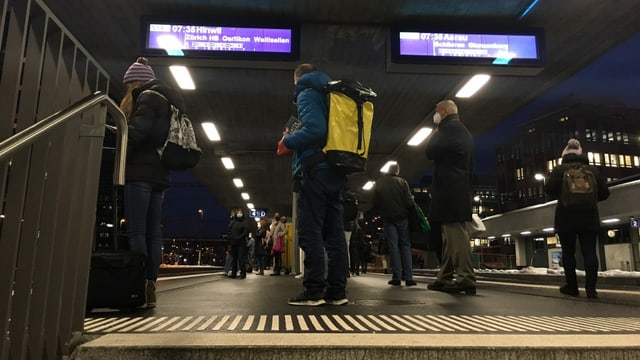 Menschen auf dem Perron am Bahnhof Altstetten. Menschen auf dem Perron am Bahnhof Altstetten.