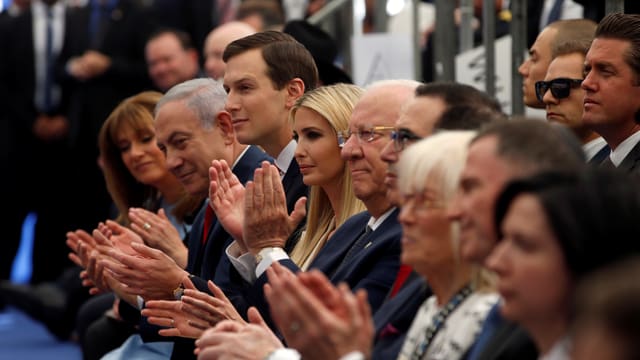 Netanjahu, Ivanka Trump und Kushner bei Eröffnung am Klatschen Netanjahu, Ivanka Trump und Kushner bei Eröffnung am Klatschen