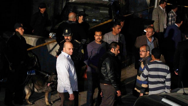 Ermittler nach der Explosion einer Bombe in der Nähe der israelischen Botschaft in Kairo. Ermittler nach der Explosion einer Bombe in der Nähe der israelischen Botschaft in Kairo.