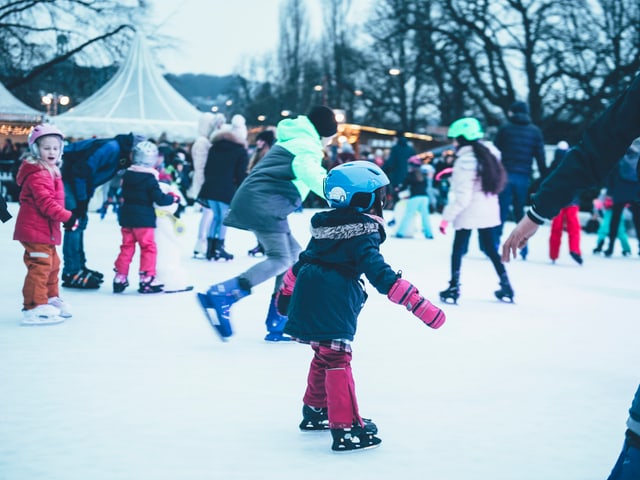Kind beim Schlittschuhlaufen Kind beim Schlittschuhlaufen