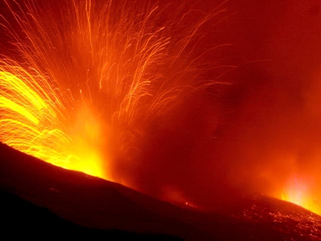 Vulkan Ätna spukt Lava und Asche.