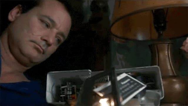 Animiertes GIF: Bill Murray schlägt einen Wecker kaputt. Animiertes GIF: Bill Murray schlägt einen Wecker kaputt.