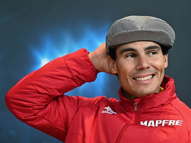 Rafael Nadal trägt eine Schildmütze und lächelt Rafael Nadal trägt eine Schildmütze und lächelt