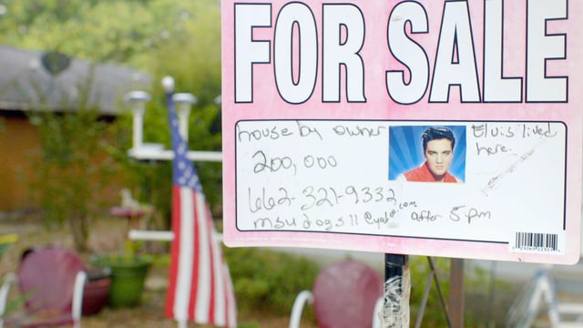Ein For Sale Plakat mit Elvis Porträt. Ein For Sale Plakat mit Elvis Porträt.