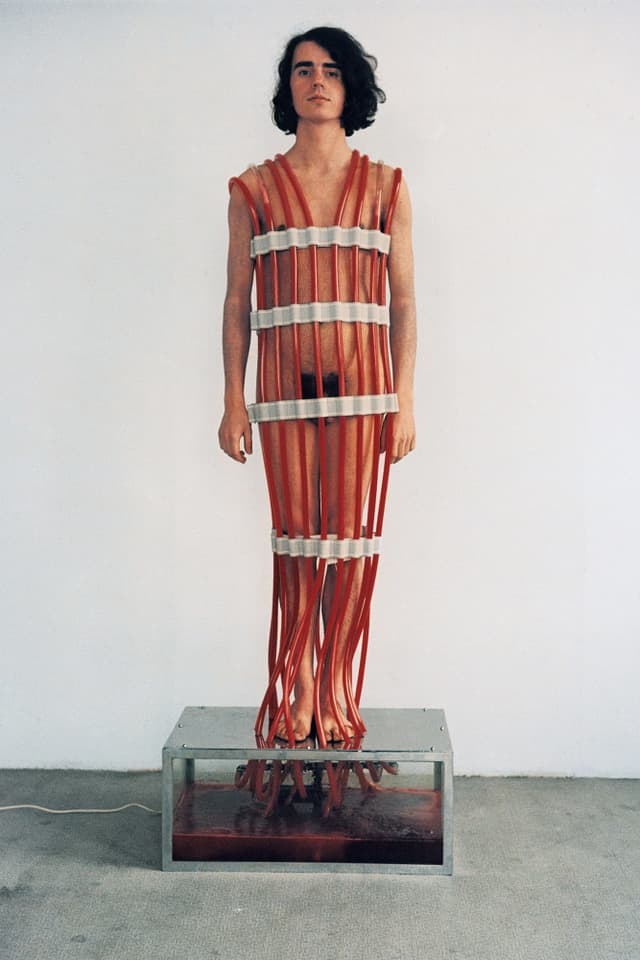 Ein Gewand wie ein Blutkreislauf: Rebecca Horns «Überströmer». Ein Gewand wie ein Blutkreislauf: Rebecca Horns «Überströmer».