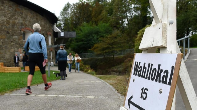 Personen gehen in ein Wahllokal ihre Stimme abgeben Personen gehen in ein Wahllokal ihre Stimme abgeben
