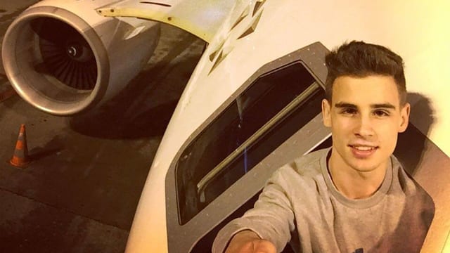 Serafin Curti macht ein Selfie aus dem Cockpit eines Flugzeugs. Serafin Curti macht ein Selfie aus dem Cockpit eines Flugzeugs.