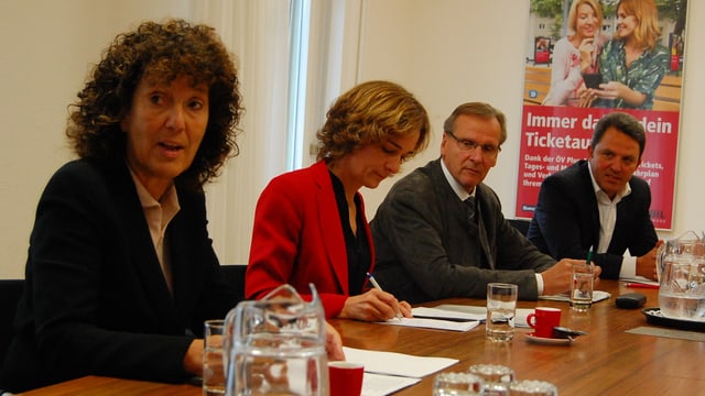 Menschen am Tisch Menschen am Tisch