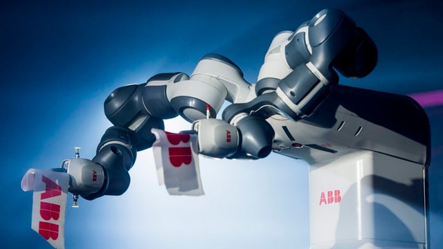 ABB-Roboter in einer Präsentation. ABB-Roboter in einer Präsentation.