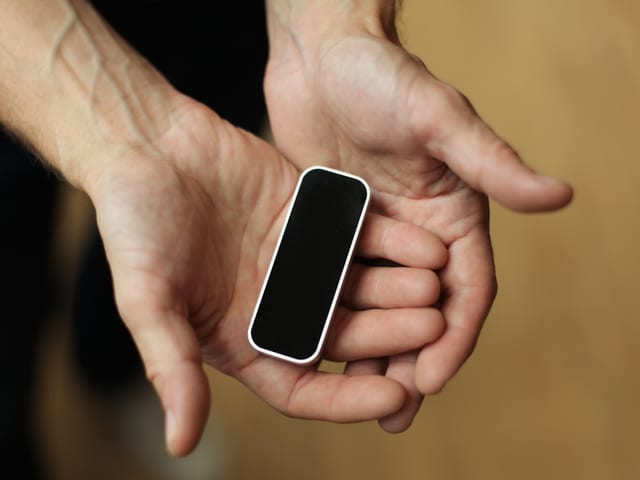 Zwei Hände halten ein kleines Kästchen, den Leap-Motion-Bewegungssensor Zwei Hände halten ein kleines Kästchen, den Leap-Motion-Bewegungssensor