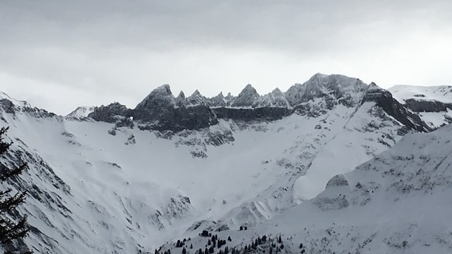 Blick vom Höhenweg Elmbächli - Obererbs Richtung Martinsloch. Blick vom Höhenweg Elmbächli - Obererbs Richtung Martinsloch.