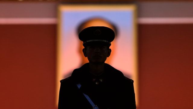Soldat vor Mao-Plakat. Soldat vor Mao-Plakat.