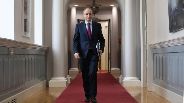 Der Premier mit Akten unter dem Arm Der Premier mit Akten unter dem Arm