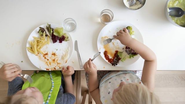 Kinder beim Zmittag. Kinder beim Zmittag.