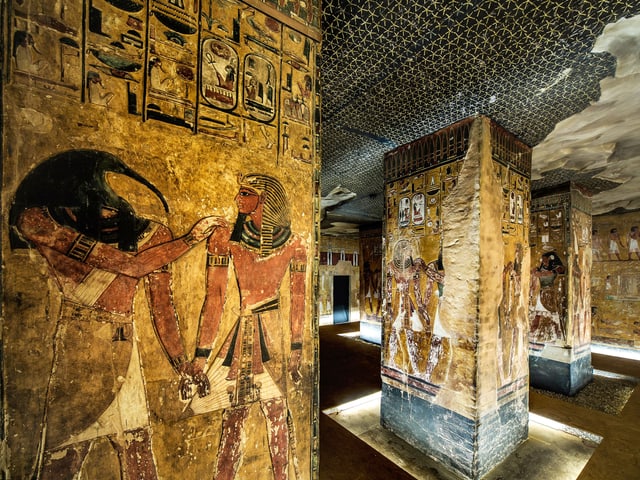 Säulen mit bemalten Reliefs von ägyptischen Gottheiten Säulen mit bemalten Reliefs von ägyptischen Gottheiten