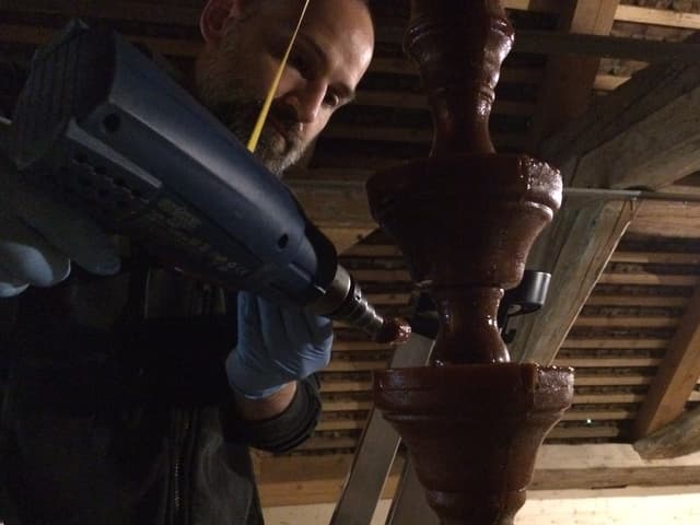 Ein Mitglied des Künstlerteams an der Arbeit. Ein Mitglied des Künstlerteams an der Arbeit.