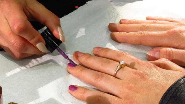 Nagellack auf einem Finger. Nagellack auf einem Finger.