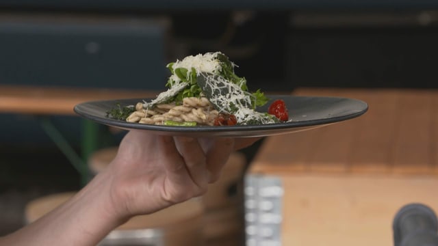Hanf-Pasta mit Käse garniert Hanf-Pasta mit Käse garniert