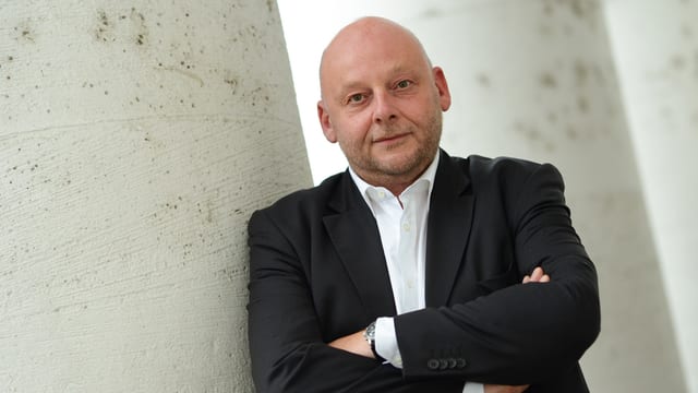 Thomas Hettche blickt in die Kamera. Thomas Hettche blickt in die Kamera.