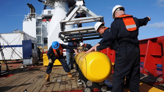 Die Bluefin-21 wird aus dem Wasser geholt. Die Bluefin-21 wird aus dem Wasser geholt.