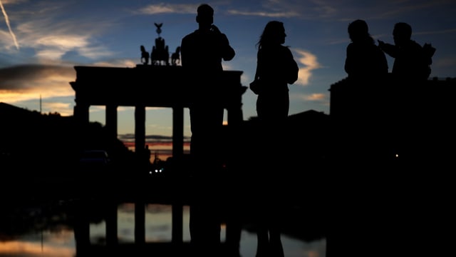 Menschen vor dem Brandenburger Tor in Berlin Menschen vor dem Brandenburger Tor in Berlin