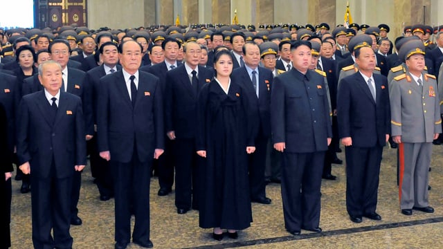 Kim Jong Un mit Frau bei einer Zeremonie. Kim Jong Un mit Frau bei einer Zeremonie.