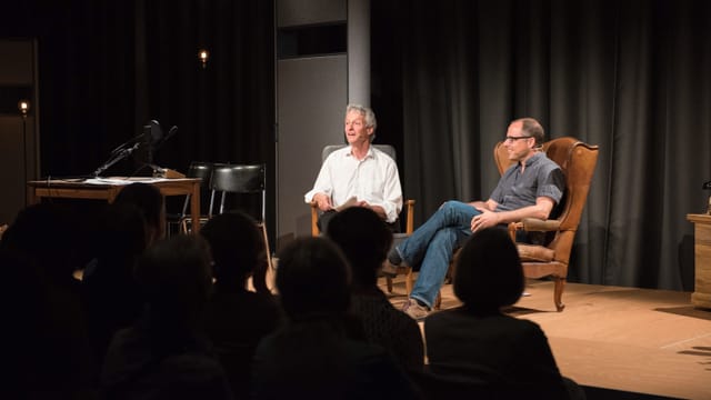 Zur Einstimmung auf die Uraufführung des Hörspiels «Verfluchtes Gift» von Lukas Holliger (rechts) wird der Autor von Moderator Gerhard Tschan (links) zur Entstehung des Hörspiels befragt.