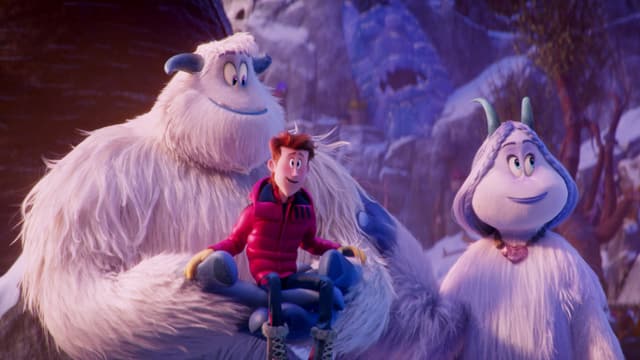 Yeti Migo trägt den Journalisten Percy in seinen Händen. Yeti Migo trägt den Journalisten Percy in seinen Händen.