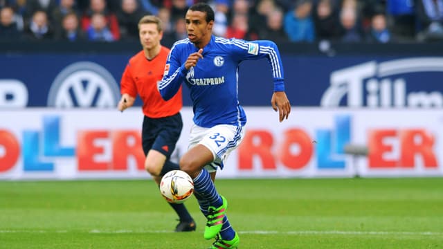 Fussballer Joel Matip führt den Ball. Fussballer Joel Matip führt den Ball.